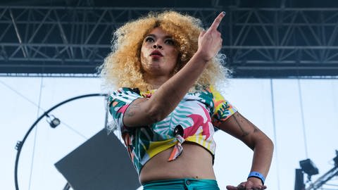 Sängerin Flavia Coelho posiert auf der Bühne beim Rio Loco Musikfestival in Toulouse.
