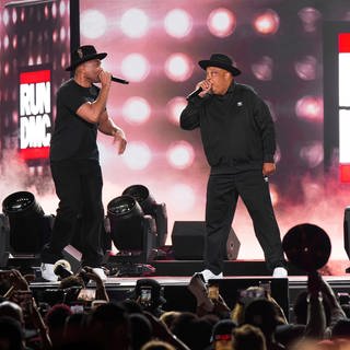 Die Rapper Darryl McDaniels (links) und Joseph Simmons von Run DMC treten bei Hip-Hop 50 Live auf und feiern 50 Jahre Hip-Hop.