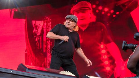 Brian Johnson von ACDC live bei einem Konzert der Power Up-Tour auf dem Messegelände in Hannover im Juli 2024.