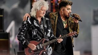 Brian May und Adam Lambert bei einem Queen-Konzert