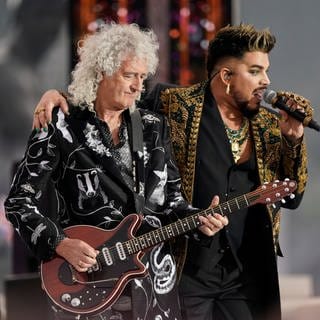 Brian May und Adam Lambert bei einem Queen-Konzert