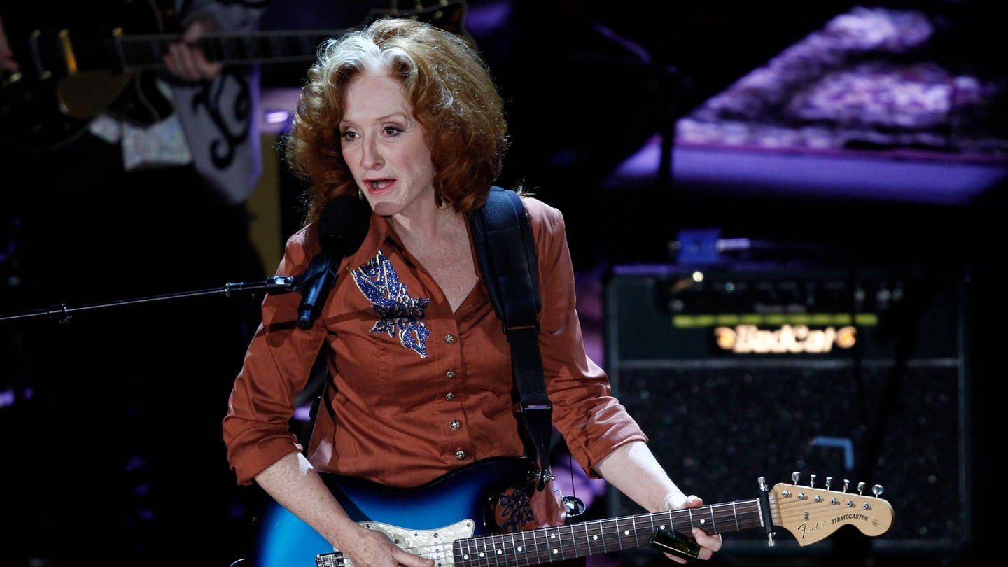 Bonnie Raitt auf der Bühne (2012 in Nashville, Tennessee)