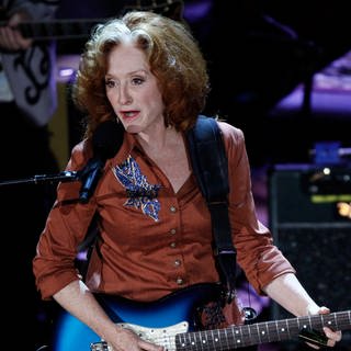 Bonnie Raitt auf der Bühne (2012 in Nashville, Tennessee)