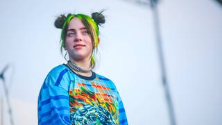 Billie Eilish auf der Bühne eines Konzerts. 