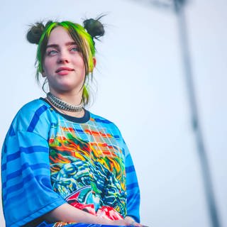 Billie Eilish auf der Bühne eines Konzerts. 