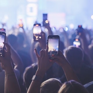 Handys filmen auf einem Konzert