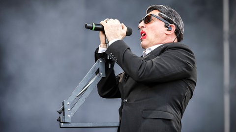 Maynard James Keenan bei einem Auftritt mit Puscifer