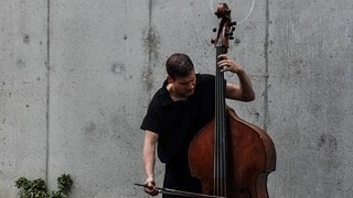 Der deutsch-französische Kontrabassist Pascal Niggenkemper an seinem Instrument