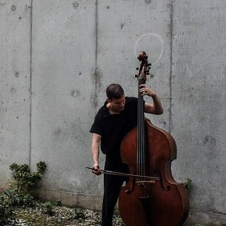 Der deutsch-französische Kontrabassist Pascal Niggenkemper an seinem Instrument