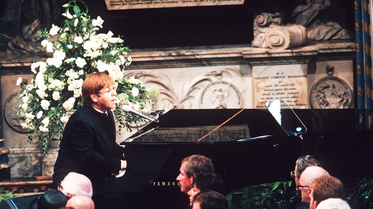 ELTON JOHN British Pop Singer Singing a specially re-written version of his hit song Candle in the Wind , during the funeral service for Diana, Princess of Wales at Westminster Abbey. Archivfoto