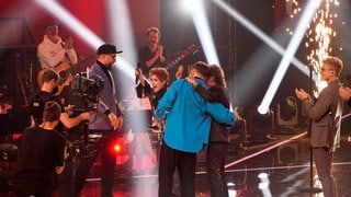 Mark Forster und Anny Ogrezeanu stehen bei der Entscheidung im Finale der 12. Staffel der Castingshow "The Voice of Germany 2022" auf der Bühne.