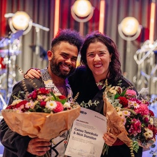 Cansu Tanrıkulu & Nick Dunston mit Blumensträußen