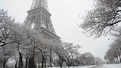 Paris schneebedeckt mit Sicht auf den Eiffelturm