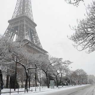 Paris schneebedeckt mit Sicht auf den Eiffelturm