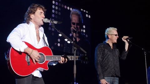 Sänger Peter Maffay (li.) und Schlagzeuger Bertram Engel im Duett während eines Konzerts im Rahmen der "Laut und leise Tour" 2005 in der Erfurter Messehalle