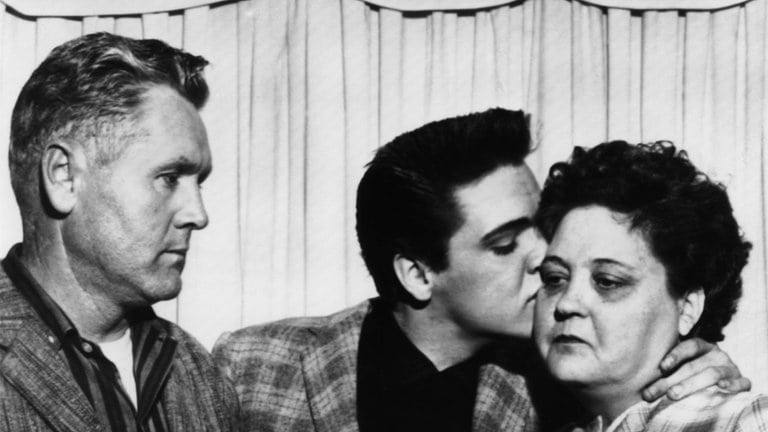 Elvis Presley küsst seine Mutter auf die Wange