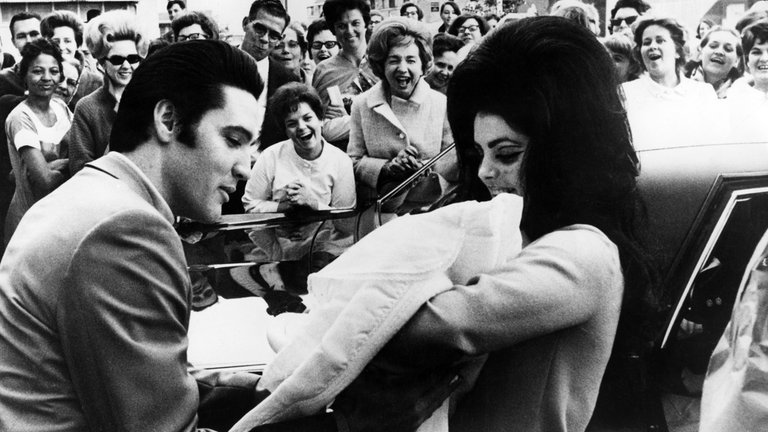 Elvis PRESLEY, amerikanischer Sänger und Schauspieler, und seine Frau Priscilla PRESLEY beim Verlassen des Baptist Hospital