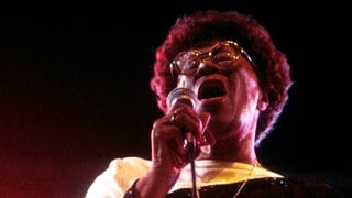 Ella Fitzgerald singt ins Mikrofon bei einem Auftritt 1983