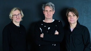 Das Tocotronic Trio, bestehend aus Arne Zank (l-r), Dirk von Lowtzow und Jan Müller, steht in einem Studio in Kreuzberg. Das neue Album der Band „Golden Years“ erscheint am 14. Februar.