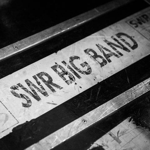 Box mit dem Logo der SWR Big Band darauf
