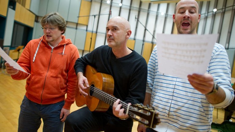 Johannes Kaleschke, Frank Armbruster, Philip Niederberger proben in einem Tonstudio des SWR in Stuttgart ein Volkslied für die zweite CD der Aktion 