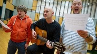 Johannes Kaleschke, Frank Armbruster, Philip Niederberger proben in einem Tonstudio des SWR in Stuttgart ein Volkslied für die zweite CD der Aktion "Liederprojekt"