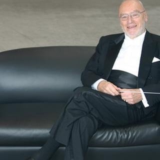 Michael Gielen auf einem Sofa sitzend