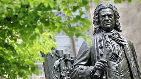 Blick auf das Denkmal des Komponisten Johann Sebastian Bach auf dem Thomaskirchhof in Leipzig