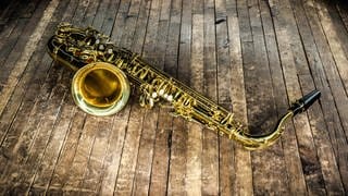 Saxophon auf dunkler Holzbühne
