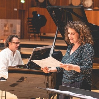 Sarah Wegener und Götz Payer bei den #zusammenspielen-Aufnahmen im SWR Studio