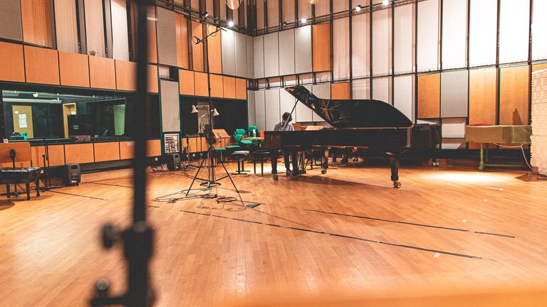 Der Pianist Robert Neumann, SWR2 New Talent, bei den #zusammenspielen-Aufnahmen im SWR-Studio