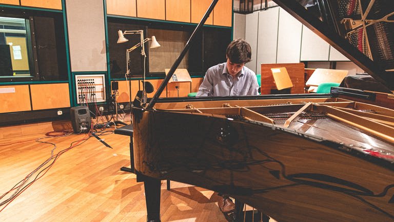 Der Pianist Robert Neumann, SWR2 New Talent, bei den #zusammenspielen-Aufnahmen im SWR-Studio