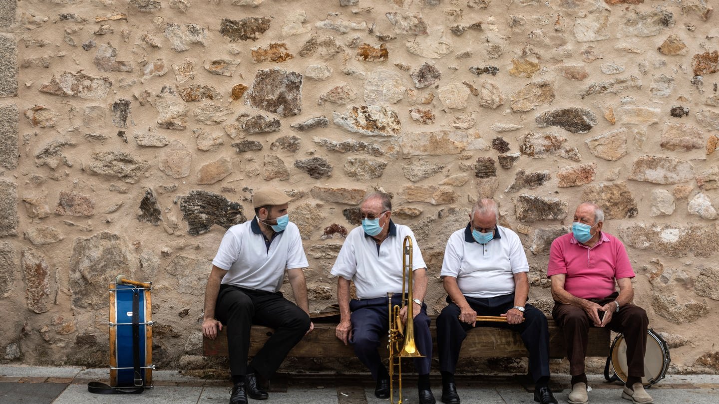 Mitglieder einer lokalen Musikgruppe tragen Mundschutze bei Madrid