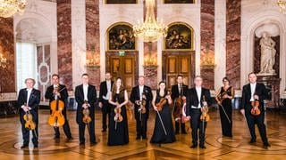 Die Musiker:innen des Kurpfälzischen Kammerorchesters im Rittersaal Schloss Mannheim