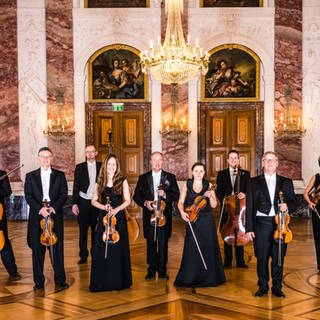 Die Musiker:innen des Kurpfälzischen Kammerorchesters im Rittersaal Schloss Mannheim