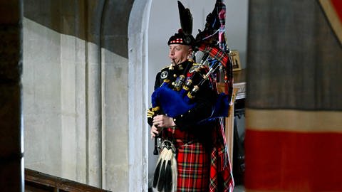 Paul Burns, Dudelsackpfeifer des britischen Souveräns, beschließt die Trauerfeier für Königin Elisabeth II. in der Westminster Abbey.