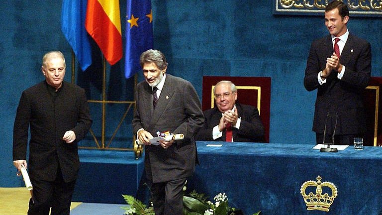 Daniel Barenboim und Edward Said nehmen 2002 in Spanien ihre Preise in der Sparte Völkerverständigung entgegen, im Hintergrund applaudieren Regionalpräsident Vicente Alvarez Areces und Kronprinz Felipe von Spanien