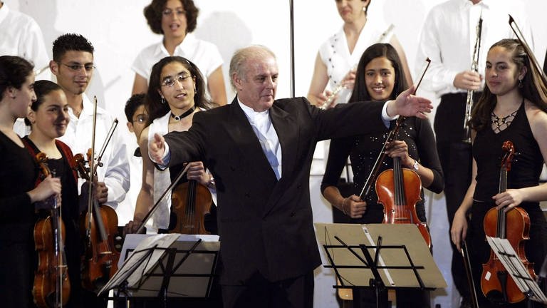 Daniel Barenboim breitet seine Arme aus, um dem palästinensichen Jugendorchester nach seinem Konzert am 7.5.2004 in der Friends School in Ramallah zu gratulieren