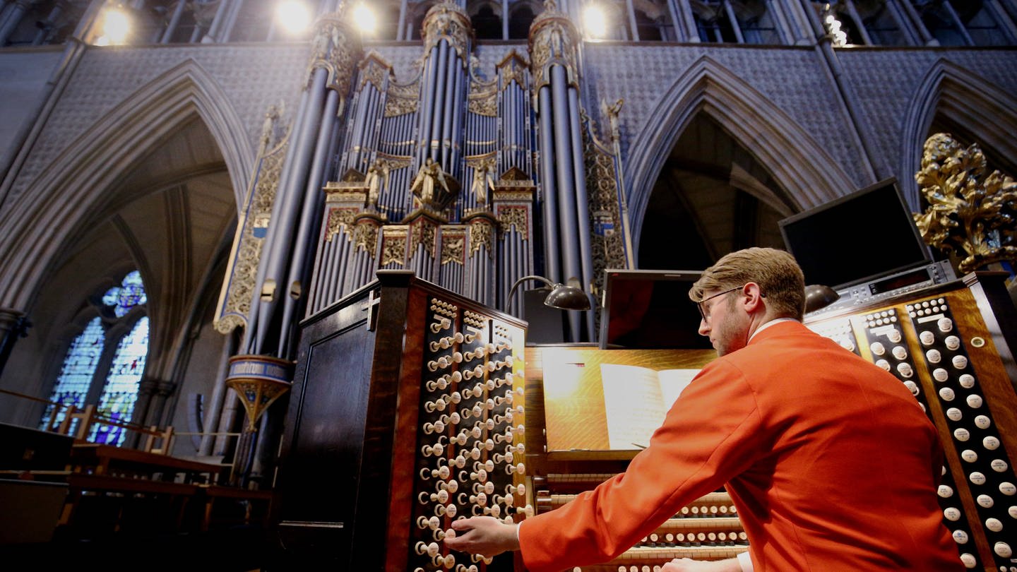 Peter Holder an der Orgel in Westminster Abbey