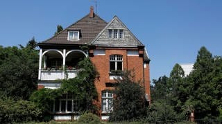 Altes Backsteinhaus mit Balkon in Düsseldorf -Mörsenbroich 