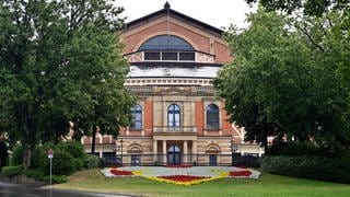Das Festspielhaus Bayreuth am Grünen Hügel ist der Austragungsort der jährlichen Bayreuther Festspiele, wo Wagners Opern aufgeführt werden. 