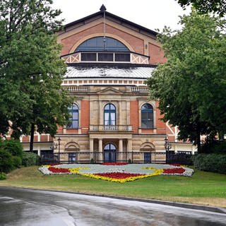 Das Festspielhaus Bayreuth am Grünen Hügel ist der Austragungsort der jährlichen Bayreuther Festspiele, wo Wagners Opern aufgeführt werden. 