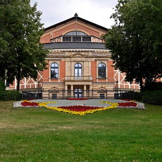 Das Festspielhaus Bayreuth am Grünen Hügel