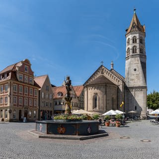Der Marktplatz in Schwäbisch Gmünd mit dem Marienbrunnen, im Hintergrund ist die Johanniskirche zu sehen