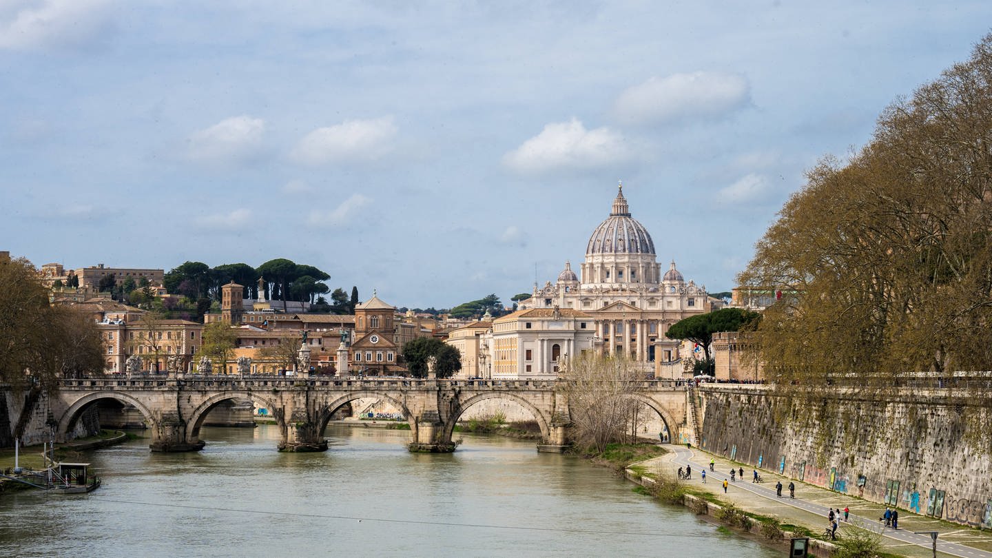 Rom, Italien: Blick über den Tiber von der Ponte Umberto I auf den Vatikan mit dem Petersdom und den Gebäuden der Päpstlichen Universität