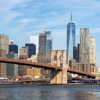 New York City, Skyline von Manhattan mit Brooklyn Bridge