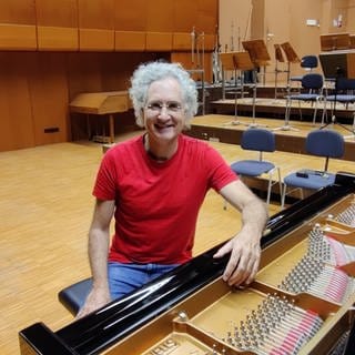 Matthias Kirschnereit am Klavier im Hans-Rosbaud-Studio Baden-Baden