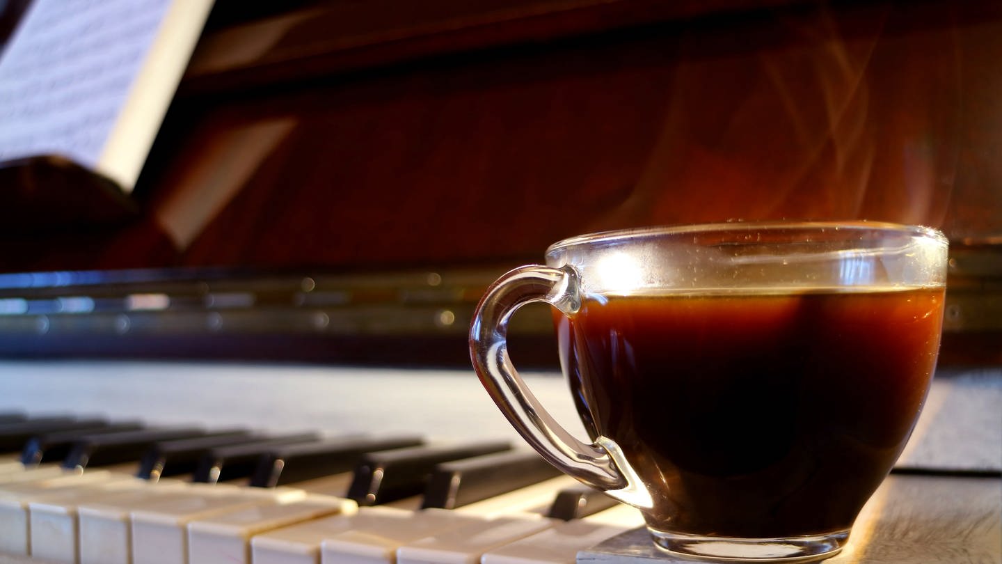 Kaffee auf Klaviertasten