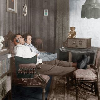 1928, Paar beim Radio hören