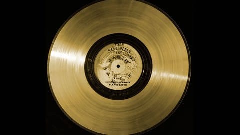 Die Vorderseite der vergoldeten Schallplatte. In der Mitte steht "The Sounds of Earth"